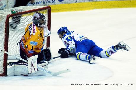 Hockey su ghiaccio. Elite A, seconda giornata: l’Asiago vince in scioltezza contro il Fassa con un poker di Ulmer, il Renon vince in casa contro un buon Milano, il Valpusteria fatica contro una rinata Valpellice, il Cortina supera all’overtime un sorpr...