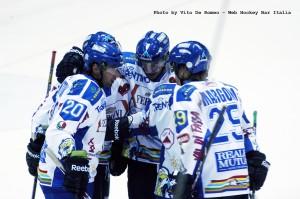 Hockey su ghiaccio. Elite A, seconda giornata: l’Asiago vince in scioltezza contro il Fassa con un poker di Ulmer, il Renon vince in casa contro un buon Milano, il Valpusteria fatica contro una rinata Valpellice, il Cortina supera all’overtime un sorpr...