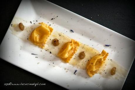 Plin plin Tortellin! Si, ma con gelatina di mosto d'uva bianca allo zenzero, con tè nero Coquelicot Gourmand e riduzione di succo d'arancia