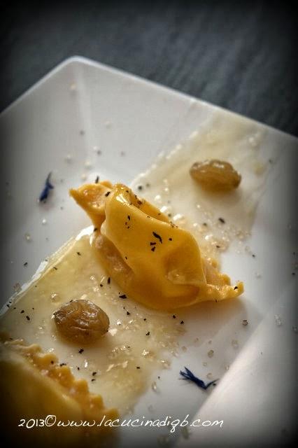 Plin plin Tortellin! Si, ma con gelatina di mosto d'uva bianca allo zenzero, con tè nero Coquelicot Gourmand e riduzione di succo d'arancia