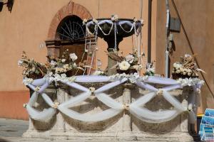 La fontana del ‘400 in piazza Umberto I, addobbata con tulle e rose è invece espressione dell’artista panicalese Domenico Caneschi 