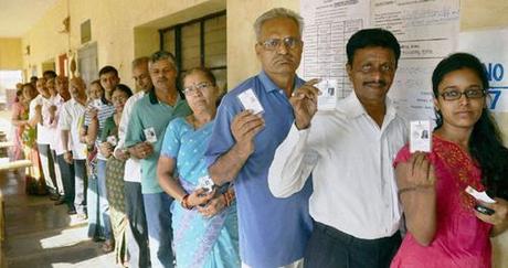 Elettori indiani in coda a un seggio elettorale