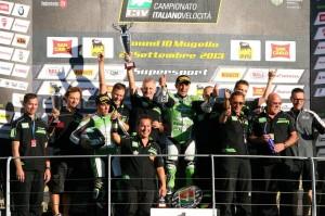 stefano-cruciani-e-puccetti-racing-kawasaki-campioni-ditalia-2013-oli24336