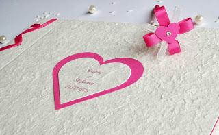 Creazioni color fuxia: partecipazioni avorio e fuxia per ogni occasione, comunione, cresima, battesimo o matrimonio, un guestbook coordinato con penna e delle copertine libretti messa