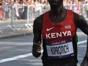 Kipsang, nuovo record mondo Maratona