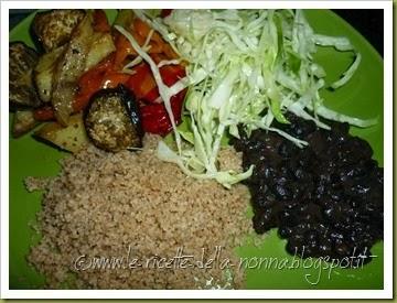 Cuscus integrale di farro con verdure miste al forno, insalata di cavolo cappuccio e fagioli neri piccanti (14)