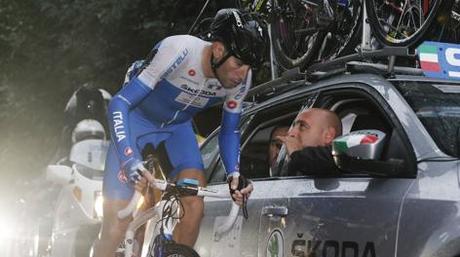 Vincenzo Nibali parla col c.t. Bettini. Bettini