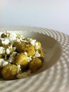 GNOCCHI DI PATATE CON PESTO E BRICIOLE DI FETA