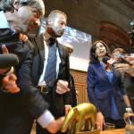 Laura Boldrini Tapiro d’Oro di Striscia: Valerio Staffelli cacciato (foto e video)