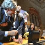 Laura Boldrini Tapiro d’Oro di Striscia: Valerio Staffelli cacciato (foto e video)