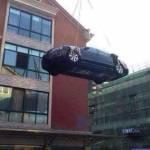 Cina, genero non paga debito suocera gli mette auto sul tetto (Foto)