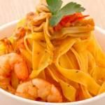 Ricette di primi: fettuccine con carciofi e code di gambero