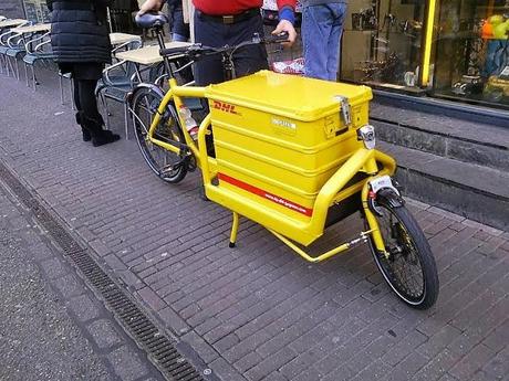 Consegnare la merce ai negozi con le Cargo bike. Quante cose si potrebbero fare se solo Roma fosse un minimo più ciclabile?