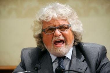Beppe Grillo a colloquio con il dg Rai Luigi Gubitosi (Ansa)