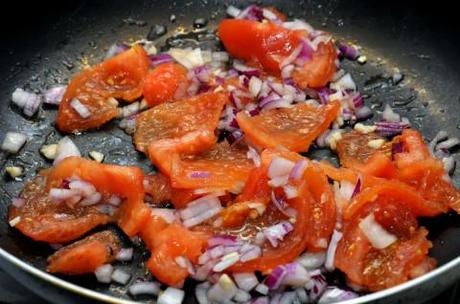Una volta che le nostre verdure saranno pronte per la cottura, tritate aglio e cipolla e fateli appassire in una padella con 2 cucchiai di olio. Unitevi poi i pomodori e cuocete per 10-15 minuti.