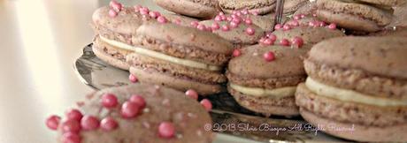 Macaron aux noisettes et de fruits noirs