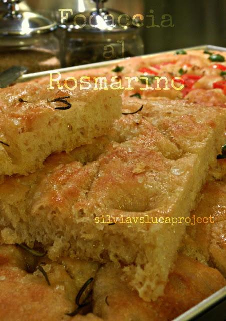 FOCACCIA ai pomodorini e olive e al rosmarino