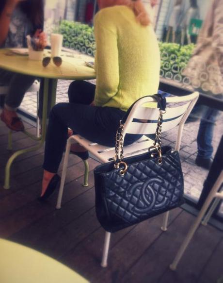 borsa chanel, maglia verde acido, milan street style