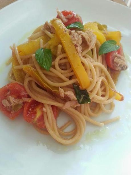 spaghetti integrali peperoni tonno  e mentuccia