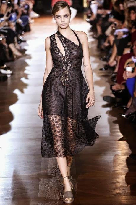 PFW: La seduzione secondo Stella Mccartney e la femminilità di Giambattista Valli