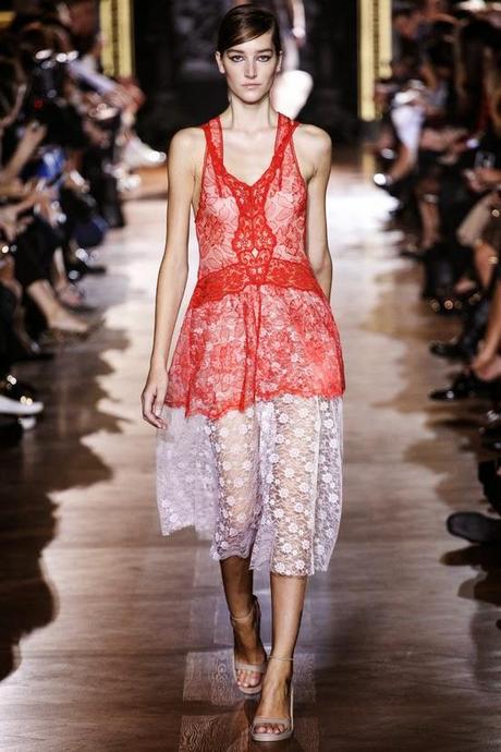 PFW: La seduzione secondo Stella Mccartney e la femminilità di Giambattista Valli