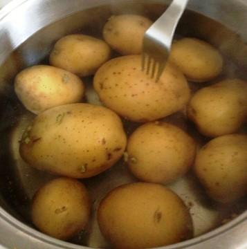 Controllare di tanto in tanto la cottura delle patate, a partire da 10 minuti dopo l'ebollizione dell'acqua, procedendo ad utilizzare una forchetta per toccarle all'interno. Quando sono abbastanza morbide rimuoverle dall'acqua.