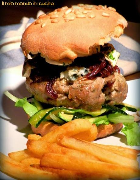 HAMBURGER di manzo con Roquefort e cipolle caramellate