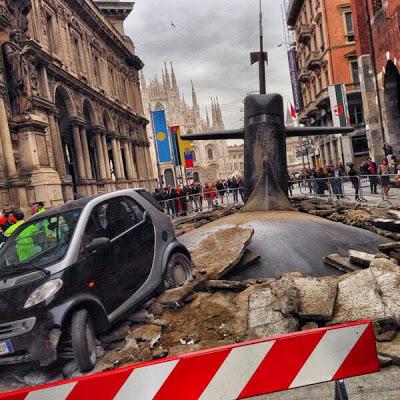 Sottomarino emerge a Milano vicino al Duomo