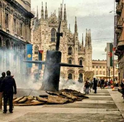 Sottomarino emerge a Milano vicino al Duomo