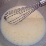 Versare il latte in una coppa e lentamente la polvere per la crema, la dosetta di succo di limone e sbattere finche' la crema si addensa.