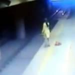Donna tenta suicidio in India: si butta davanti a treno ma sopravvive (Video)
