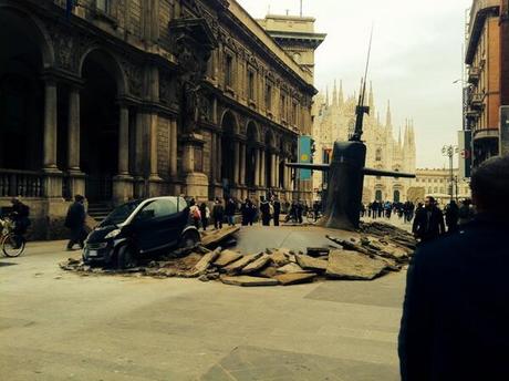 sottomoarino milano 3 Un sottomarino emerge nel centro di Milano, ma è solo per marketing [Video]