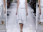 Parigi Fashion Week. Tagli geometrici donna sporty chic Balenciaga