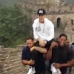 Justin Bieber sulla Grande Muraglia: le guardie del corpo lo portano in braccio