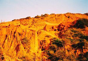 English: A sand dune at Mui Né. 2003.