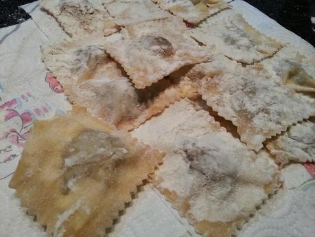 Ravioli con ripieno di funghi, spressa e speck