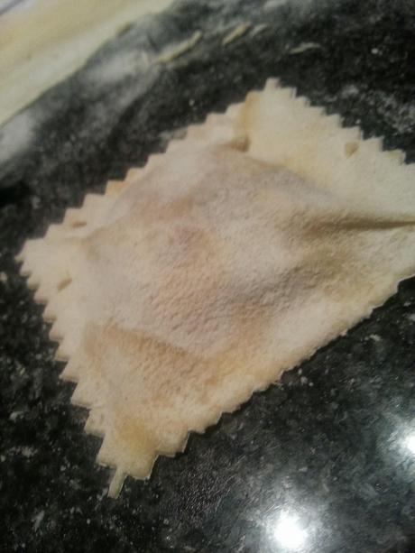 Ravioli con ripieno di funghi, spressa e speck