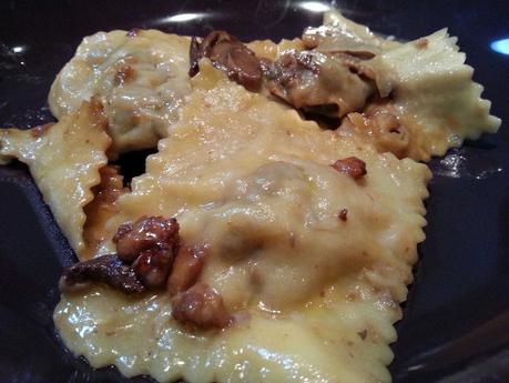 Ravioli con ripieno di funghi, spressa e speck