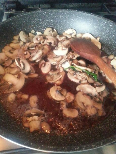 Ravioli con ripieno di funghi, spressa e speck