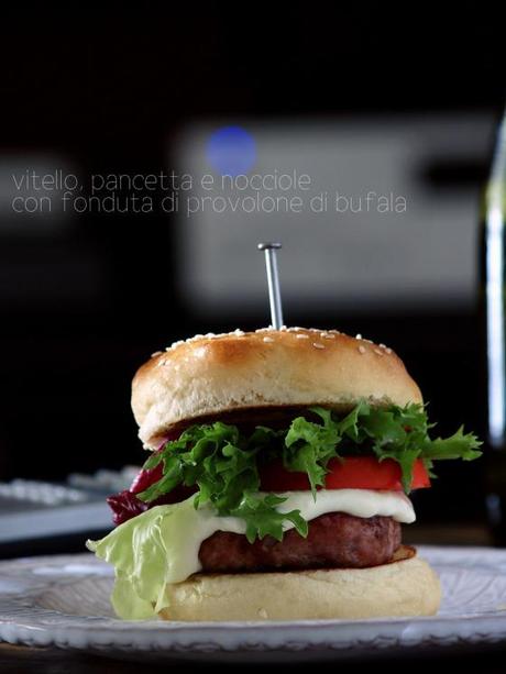 Hamburger di vitello, pancetta e nocciole con fonduta di provolone di bufala. Fai da te.