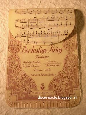 Astuccio verticale, di carta e plastica adesiva trasparente