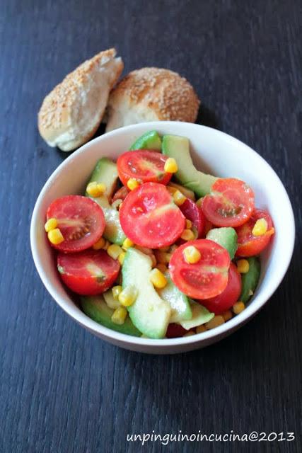 Insalata di pomodorini, avocado e mais con citronette al miele e lime