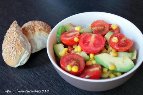 Insalata di pomodorini, avocado e mais con citronette al miele e lime