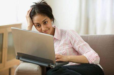 donna al computer Facebook: donna sequestrata per la password