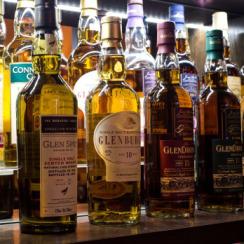 Edimburgo: apre il whisky bar 5 stelle. Ken Loach ci facciamo un bicchierino?