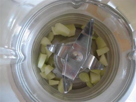 Nel tritatutto aggiungere l'aglio tagliato a pezzetti,