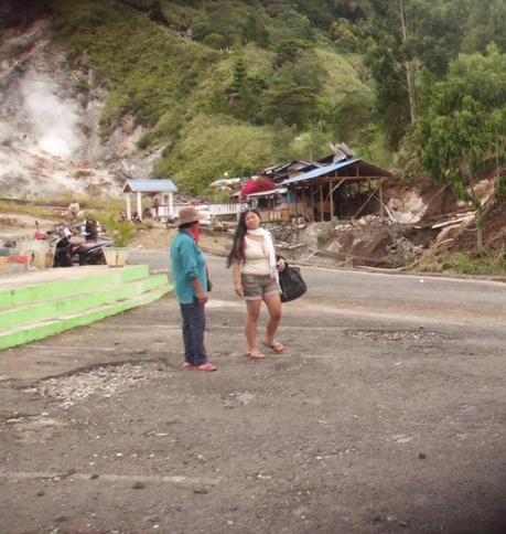 Viaggi in Indonesia: massaggi ai piedi sul monte Kanonang