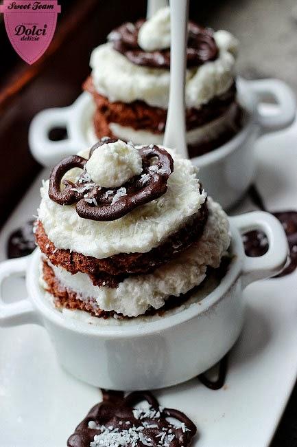 Mousse al cocco e cioccolato in mini cocotte.