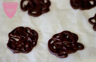 Mousse al cocco e cioccolato in mini cocotte.