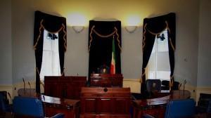 Senato irlandese – referendum per abolizione Venerdì si terrà uno storico referendum in Irlanda, i cui cittadini saranno chiamati a decidere se abolire o meno il senato irlandese.